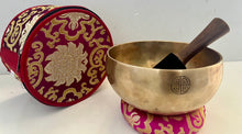Load image into Gallery viewer, 17 cm B Note Crown Chakra Full Moon Tibetan Singing Bowl — Complete Set