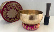 Load image into Gallery viewer, 17 cm B Note Crown Chakra Full Moon Tibetan Singing Bowl — Complete Set

