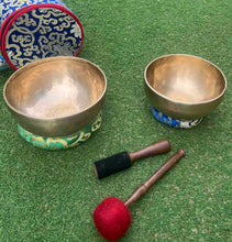 Load image into Gallery viewer, Handmade Singing Bowl Set of 2 – 7.5" A Note Third Eye Chakra &amp; 8" F Note Heart Chakra with 2 Mallets &amp; Carry Bag
