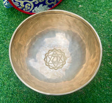 Load image into Gallery viewer, Handmade Singing Bowl Set of 2 – 7.5" A Note Third Eye Chakra &amp; 8" F Note Heart Chakra with 2 Mallets &amp; Carry Bag
