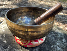 Load image into Gallery viewer, Singing Bowl Gift Set-Healing Meditation bowl-Handmade-16 cm-Endless Knot
