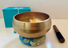 Load image into Gallery viewer, Singing Bowl-Hand beaten-12 cm-Gift Set
