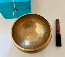 Load image into Gallery viewer, Singing Bowl-Hand beaten-12 cm-Gift Set
