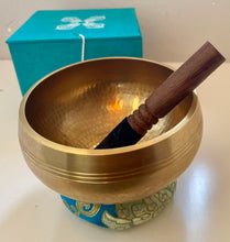 Load image into Gallery viewer, Singing Bowl-Hand beaten-12 cm-Gift Set
