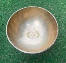 Load image into Gallery viewer, Handmade Singing Bowl Set of 2 – 7.5" A Note Third Eye Chakra &amp; 8" F Note Heart Chakra with 2 Mallets &amp; Carry Bag
